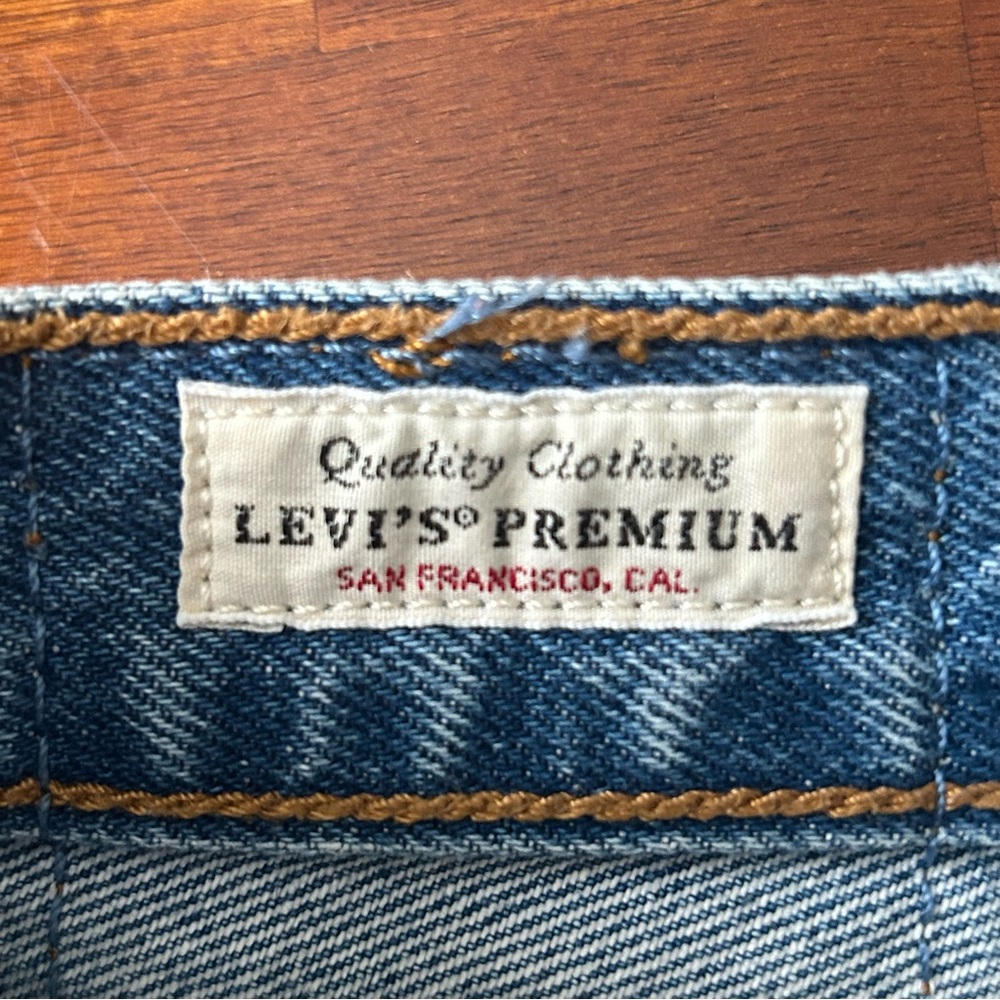 Levi’s 501 cutoff destructed denim 2.5”‎ raw hem high rise shorts - Picture 5 of 10